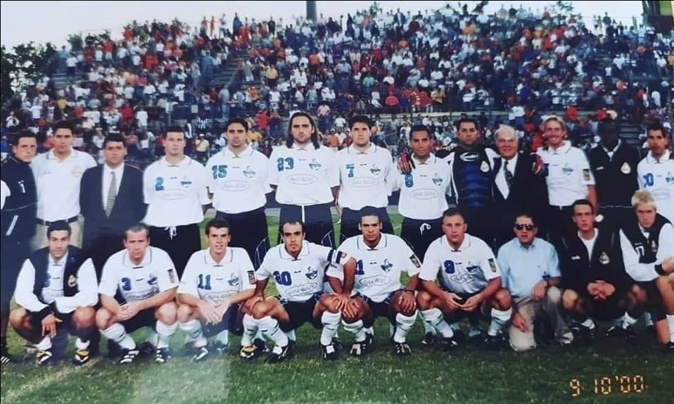 Julio with his professional squad before a match in 2000